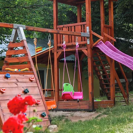 Comfortable Bungalow For Two In The Heart Of The Forest Vendégház